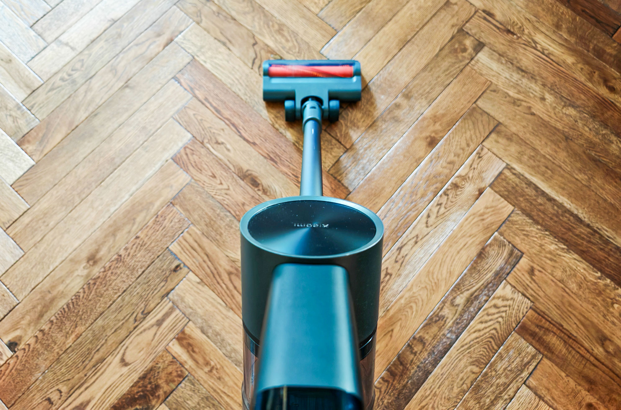20 minutes d’aspiration non-stop avec brosse motorisée : le sol de l’appartement a été nettoyé de fond en comble. (c) Labo Maison