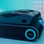 Le Scuba X1 d’Aiper utilise 14 capteurs pour cartographier la piscine et optimiser le nettoyage.
