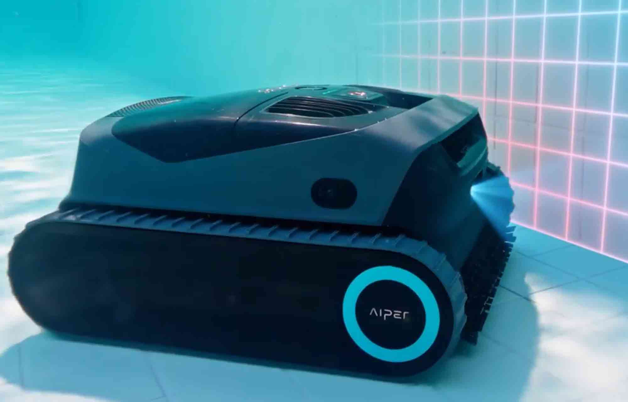 Le Scuba X1 d’Aiper utilise 14 capteurs pour cartographier la piscine et optimiser le nettoyage.