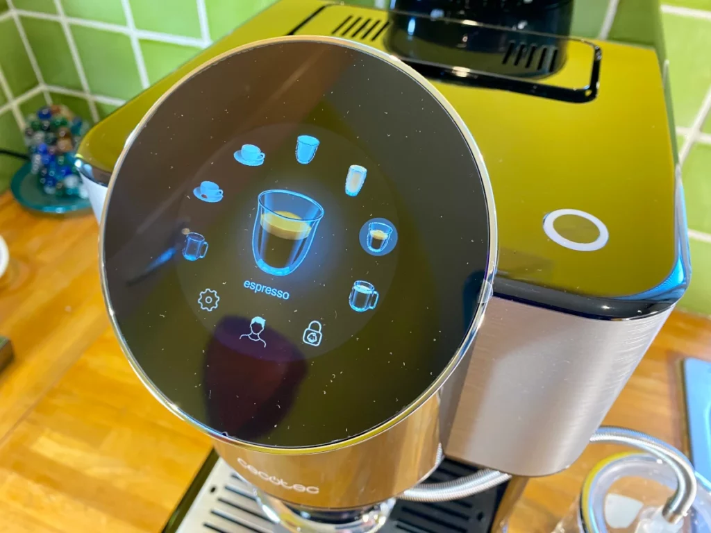 L'écran tactile de la machine à café à grain Cecotec Cremmaet Spin (c) Labo Maison
