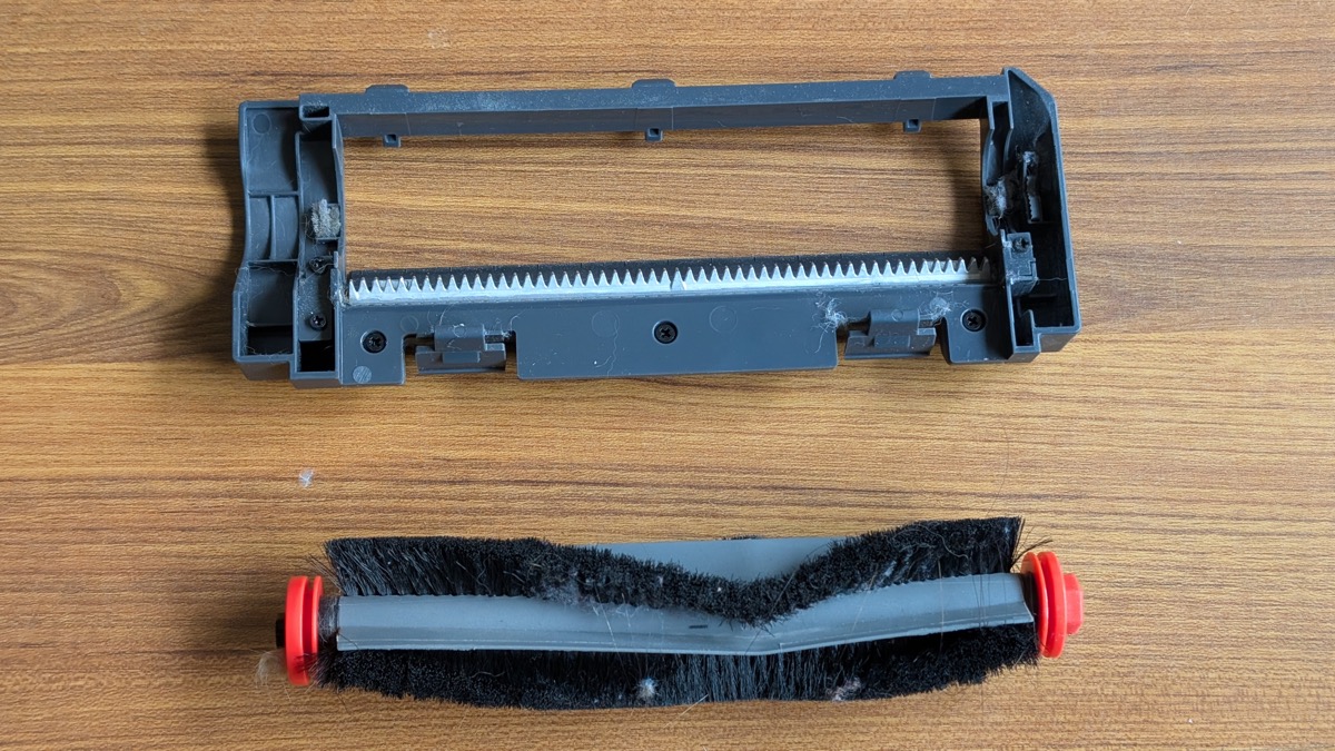 Brosses efficaces mais vite encombrées de cheveux, malgré le système anti-nœuds. Entretien régulier. © Labo Maison