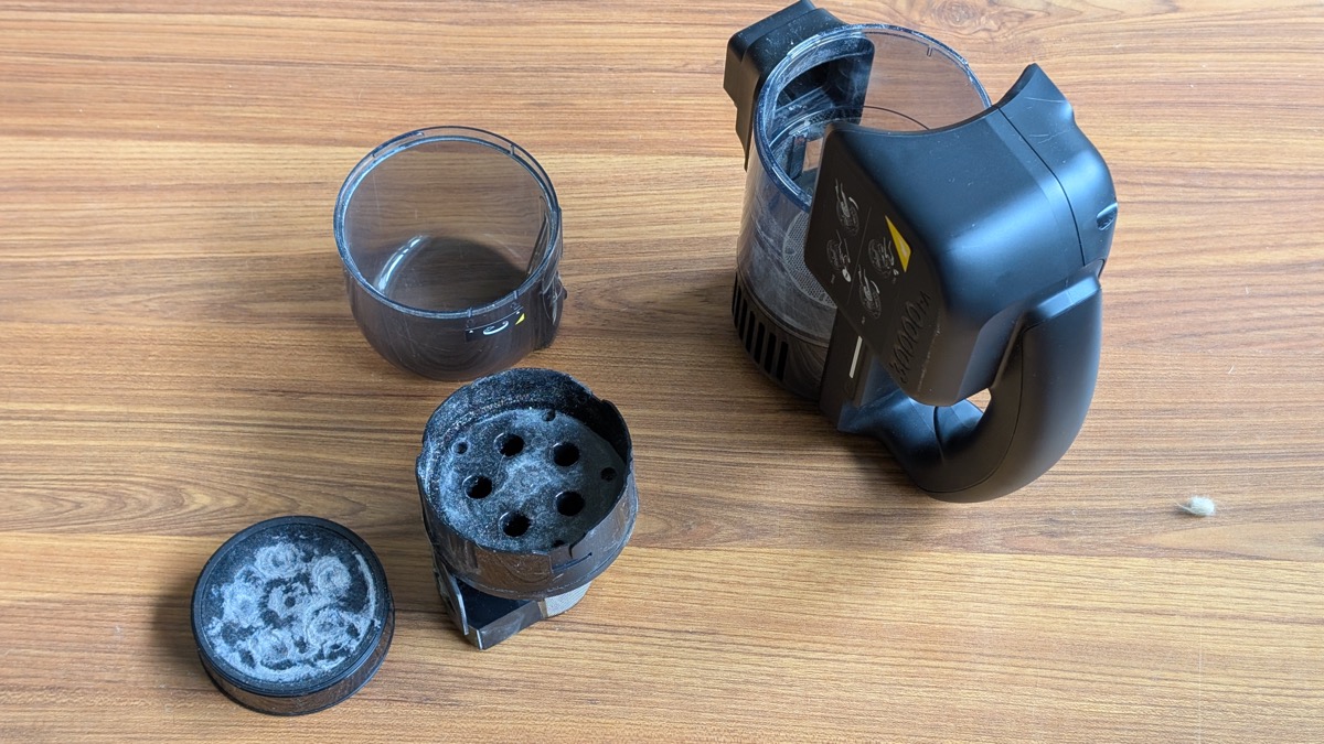 Le filtre HEPA du Eufy E20 s’encrasse lui aussi rapidement. © Labo Maison