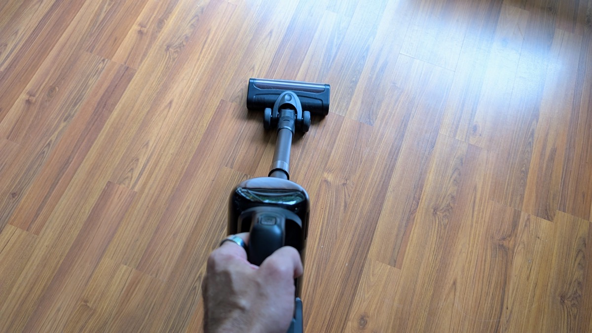 En mode balai, puissance réglable au pouce : aucun poil ni cheveu ne lui résiste. © Labo Maison