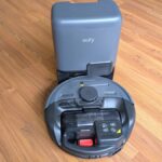 Test de l'aspirateur robot Eufy E20. © Labo Maison