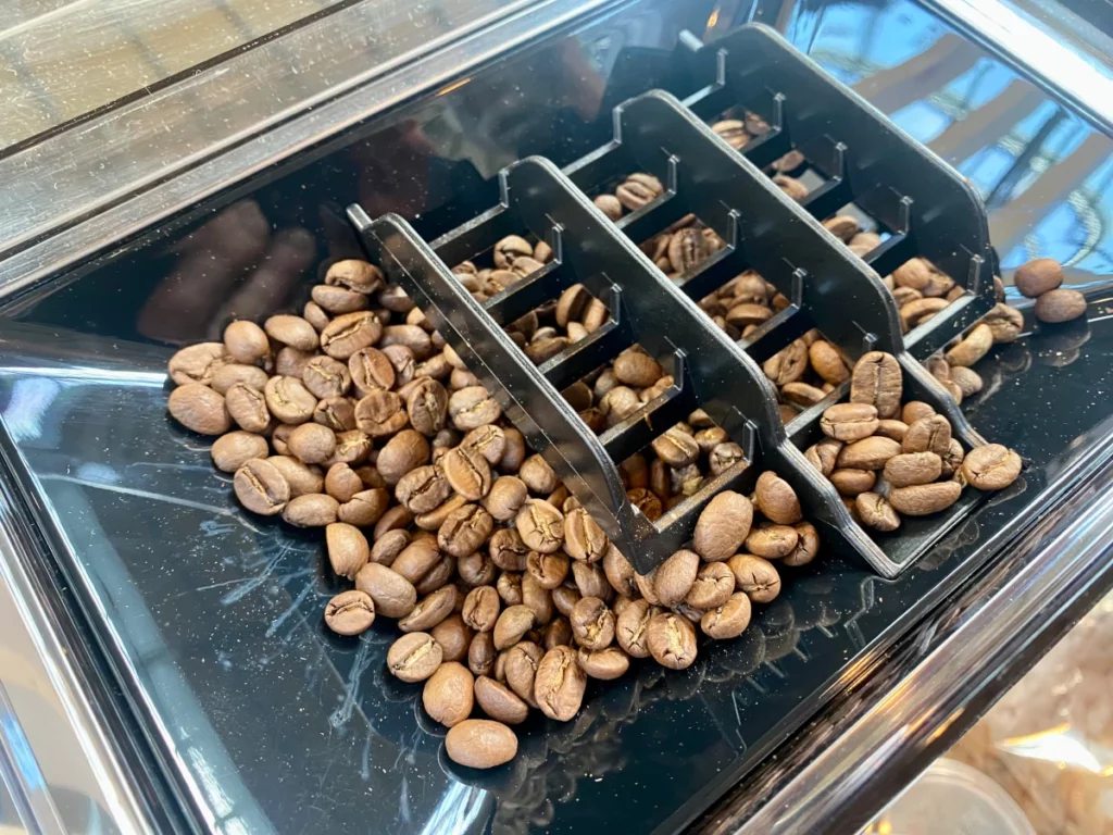 Un bac à grain de 500 g sur la PrimaDonna Aromatic © Labo Maison