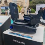 Le Dreame J1 est un robot solaire autonome qui nettoie la surface de l’eau 24/7, sans câble ni effort. (c) Labo Maison