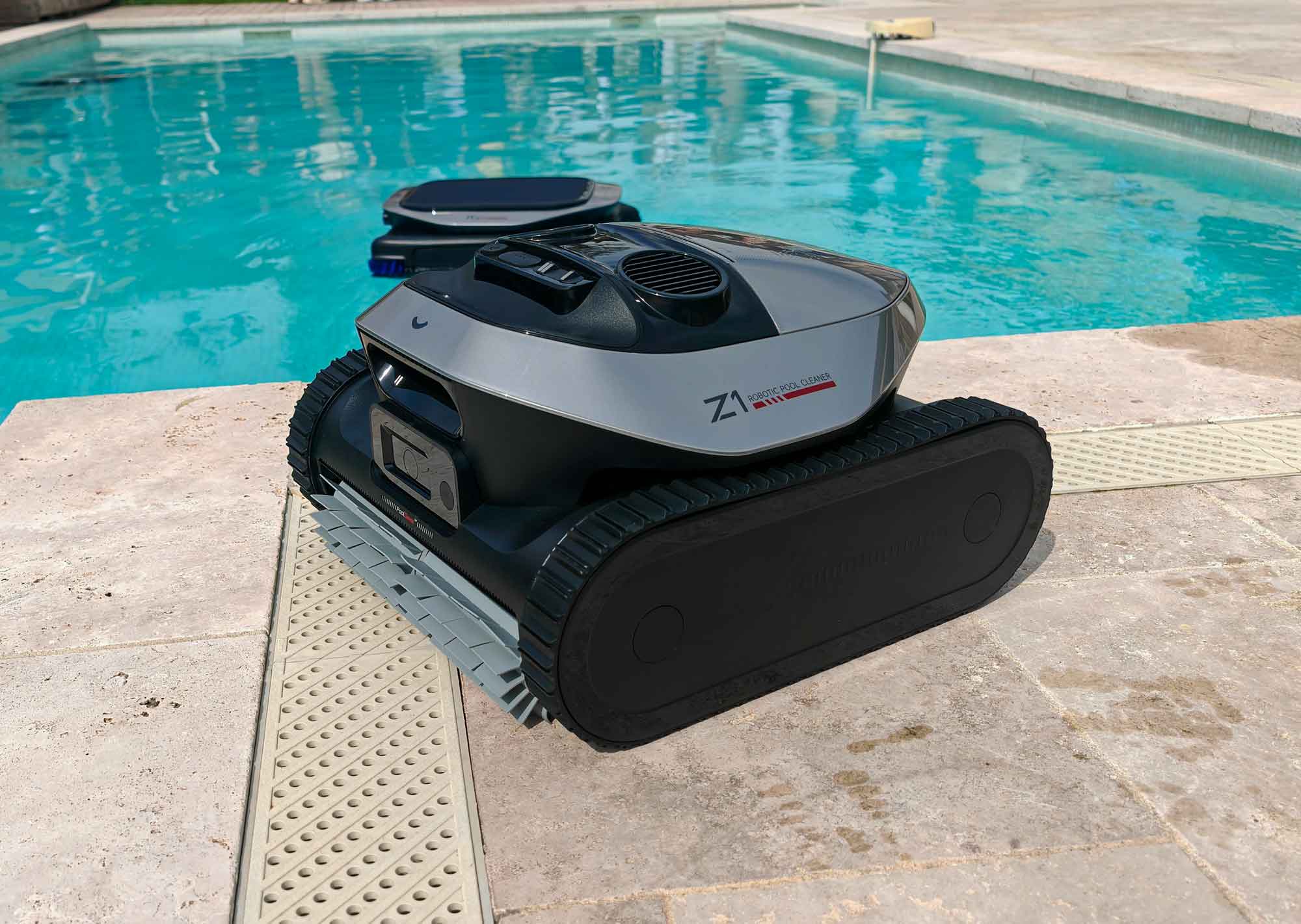 Les Dreame Z1 et Z1 Pro nettoient le fond et les parois de la piscine avec une navigation intelligente. Le Z1 Pro ajoute un contrôle manuel via télécommande LiFi. (c) Labo Maison