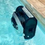 Le robot piscine s'attaque au bord avec précision (c) Labo Maison
