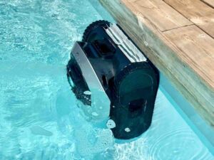 Le robot piscine s'attaque au bord avec précision (c) Labo Maison