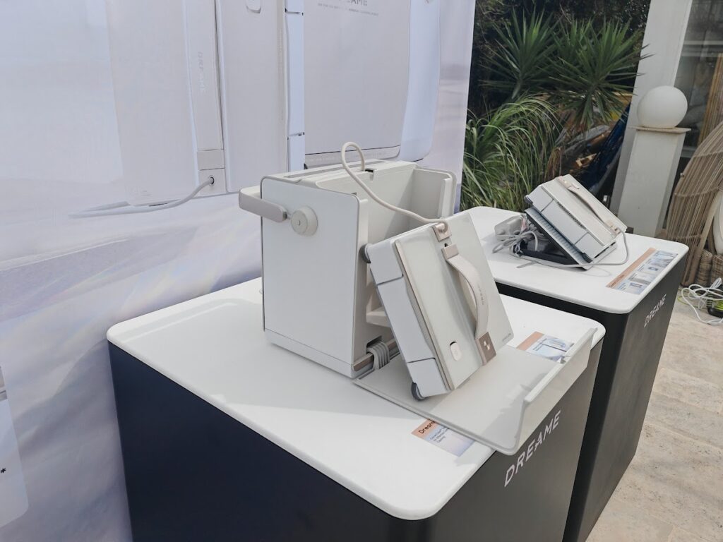 Les robots laveurs de vitres Dreame C& et C1 Station (c) Labo Maison