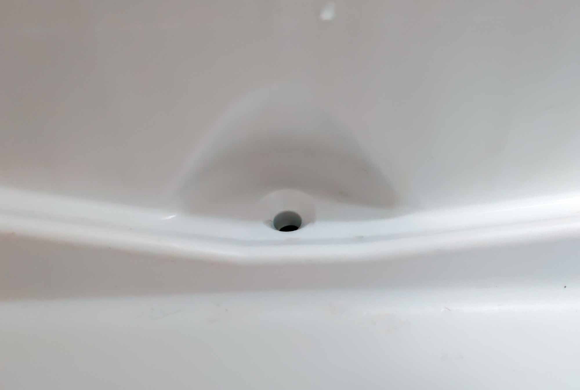 Un trou d’évacuation bouché empêche l’eau de s’évacuer, causant une flaque sous le bac à légumes. © Labo Maison