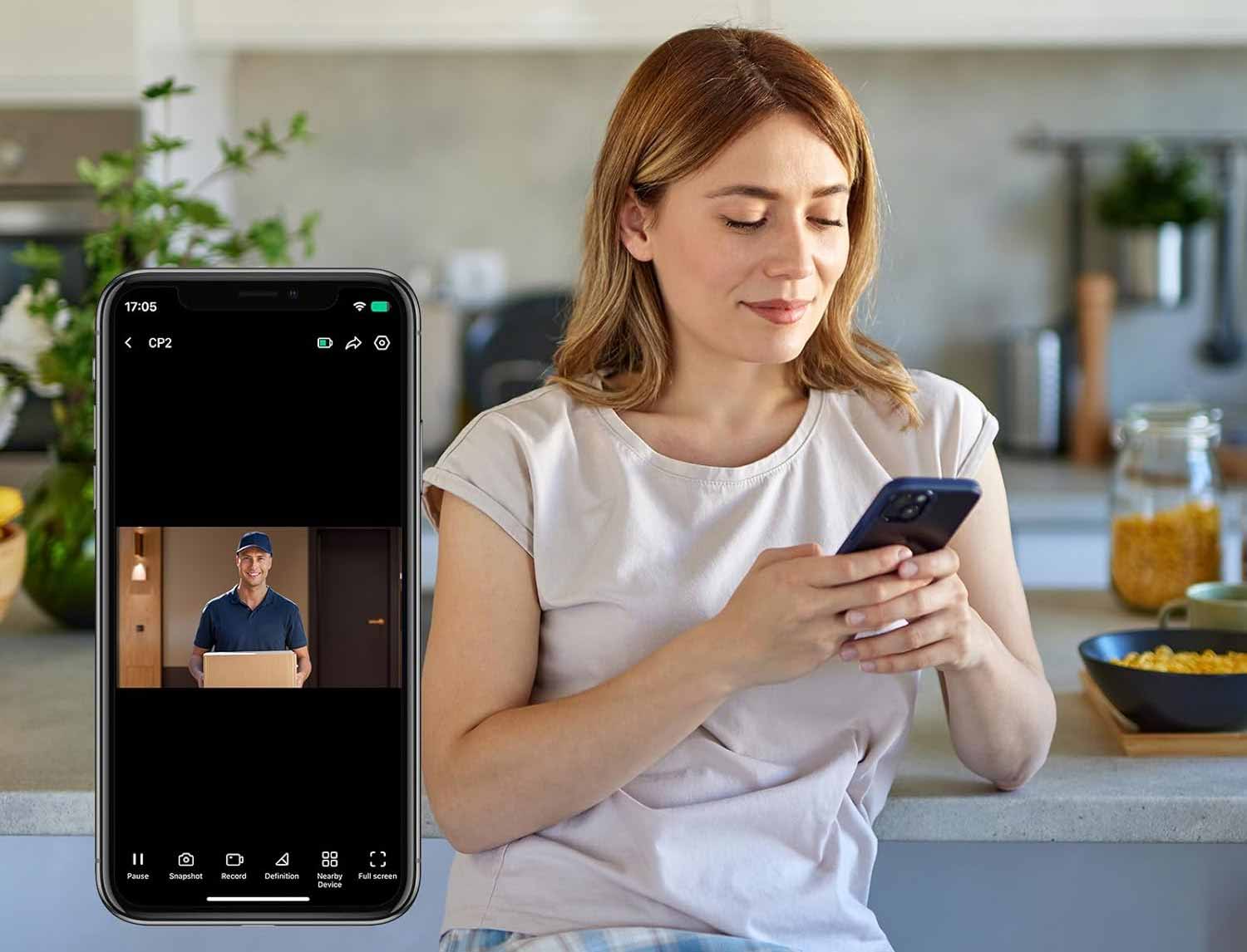 Permet de voir en direct, recevoir des alertes et revoir les visites depuis un smartphone.