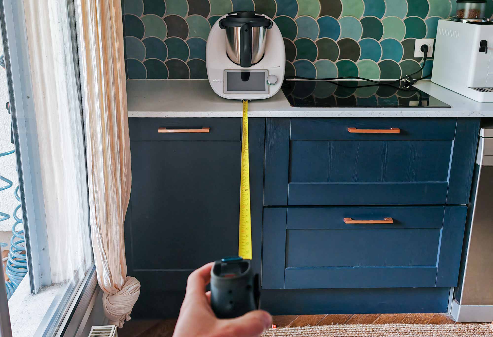 Mesures en cuisine ouverte de 40 m², à 1 mètre, avec 1 L d’eau pour simuler un usage réel du TM7. © Labo Maison
