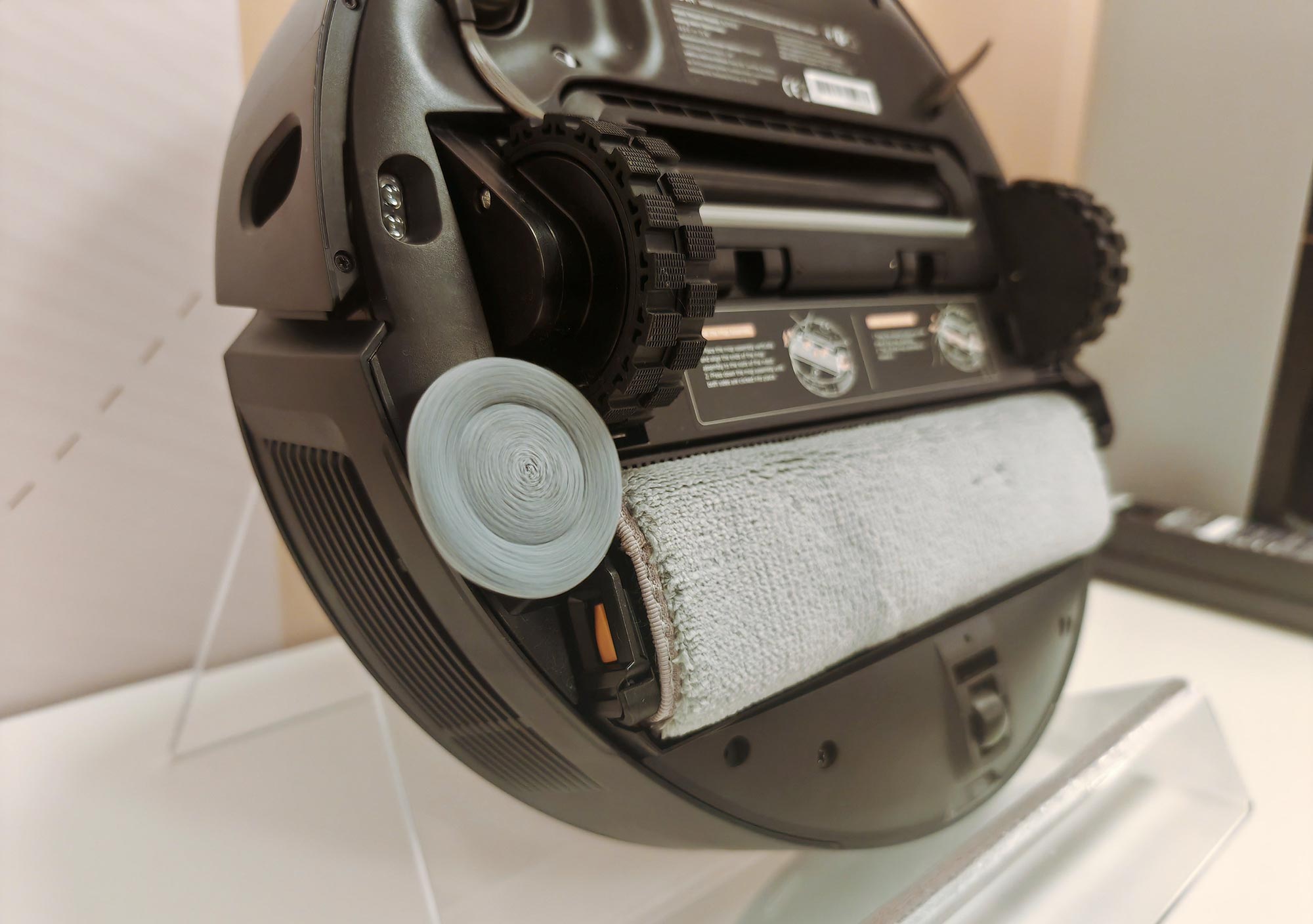 Le Z50 Ultra utilise un système de patins rotatifs pour laver efficacement tous les types de sols. © Labo Maison