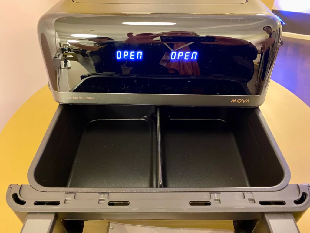 Le panier flexible du Air Fryer Mova AeroChef FD20 Pro © Labo Maison