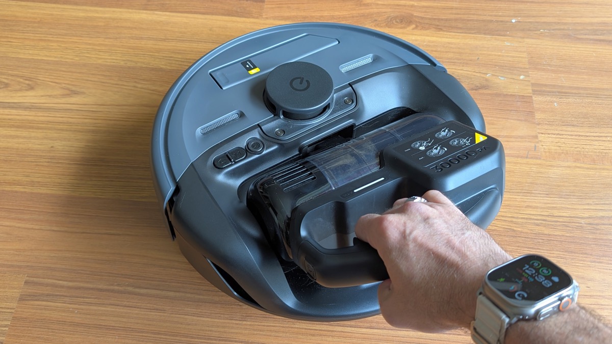 Poignée imposante et bouton rouge : une simple pression libère moteur, collecteur et batterie. © Labo Maison