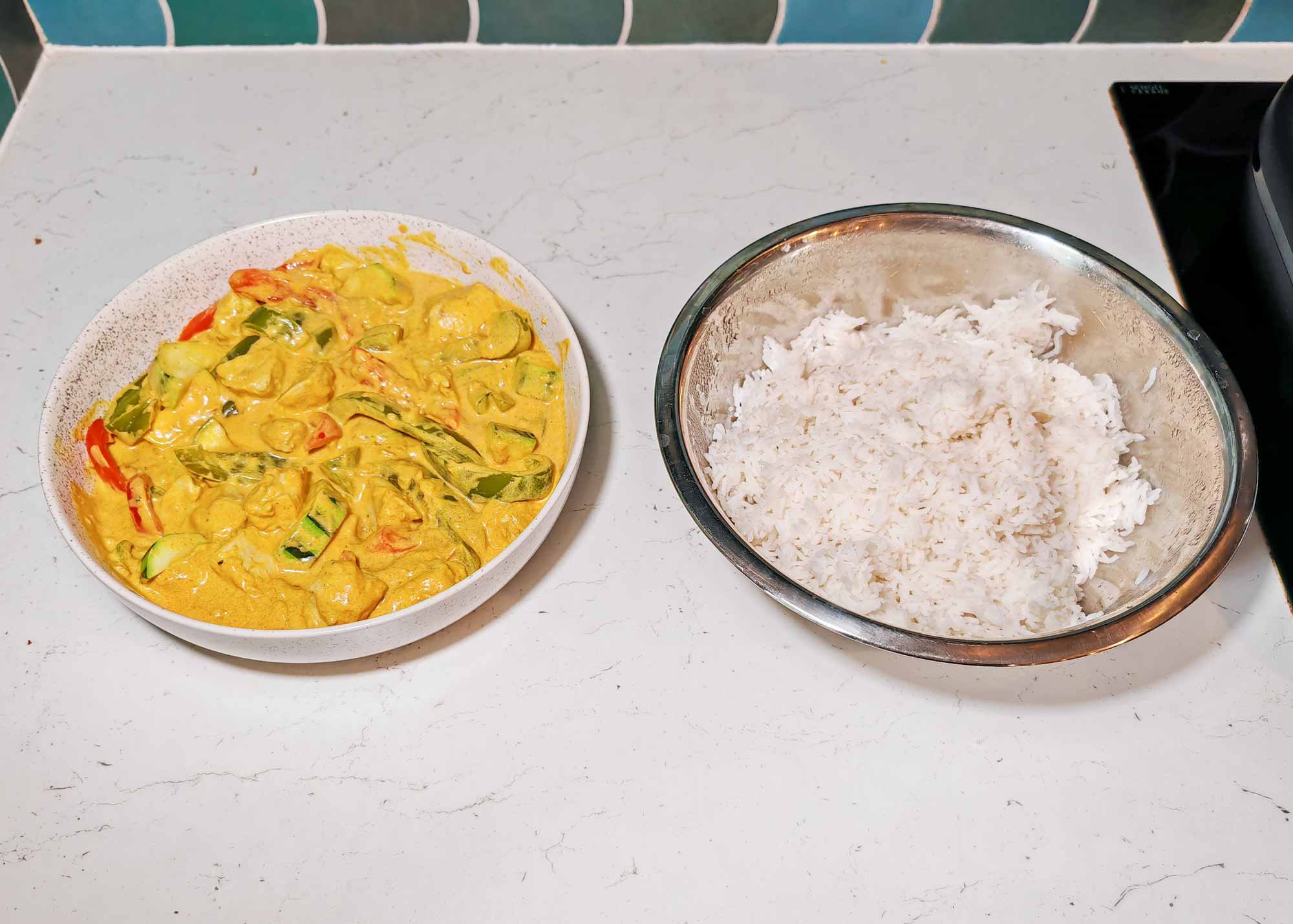 Poulet fondant, légumes bien cuits, riz moelleux : un résultat homogène et très savoureux pour cette prise en main. © Labo Maison