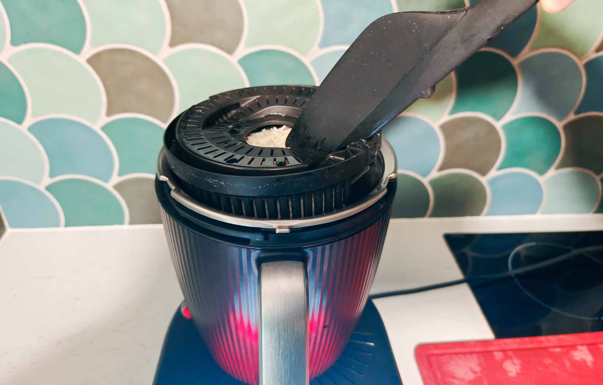 La spatule, plus longue, racle mieux et retire le panier vapeur, mais reste un peu encombrante. © Labo Maison
