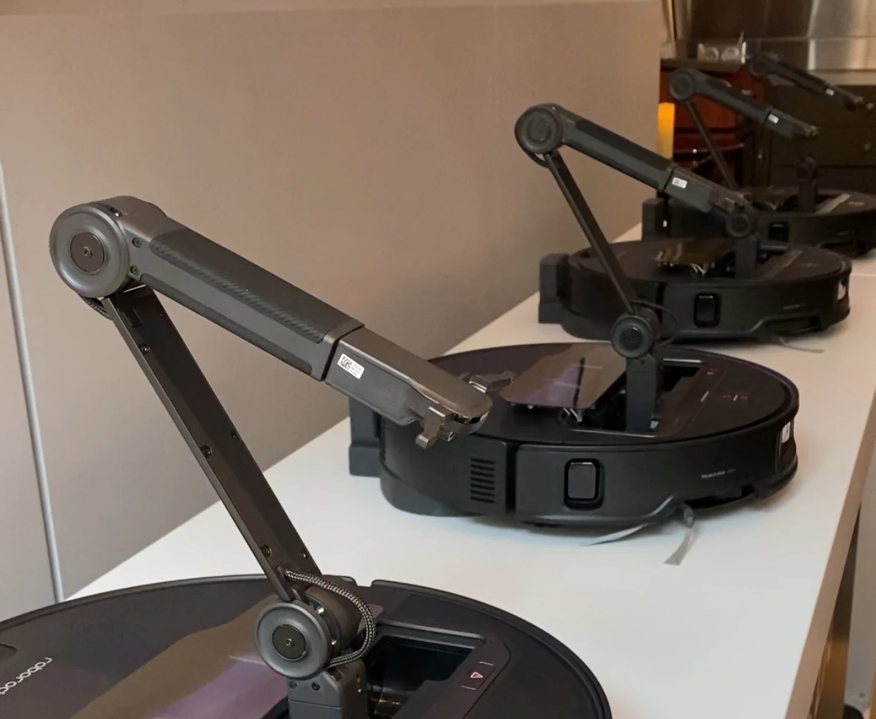 Bras articulé du Roborock Saros Z70. © Labo Maison
