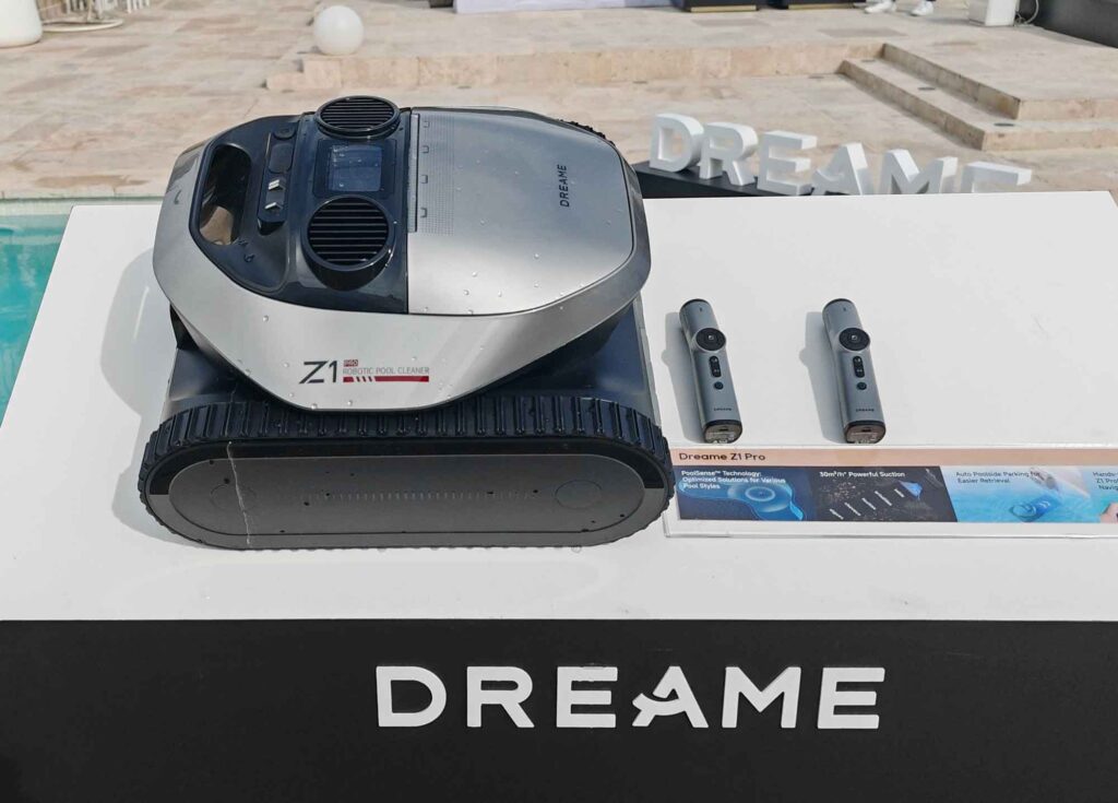 La télécommande Li-Fi du Dreame Z1 Pro contrôle le robot même sous l’eau, grâce à la lumière au lieu des ondes. (c) Labo Maison