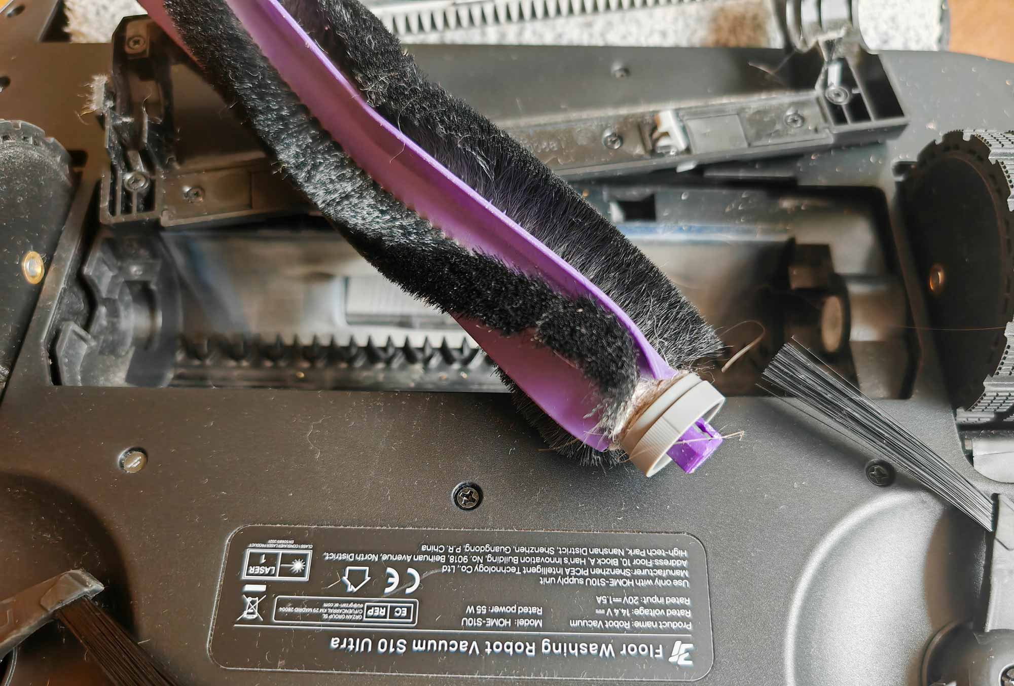 Brosse d’aspiration du 3i S10 Ultra avec cheveux emmêlés.