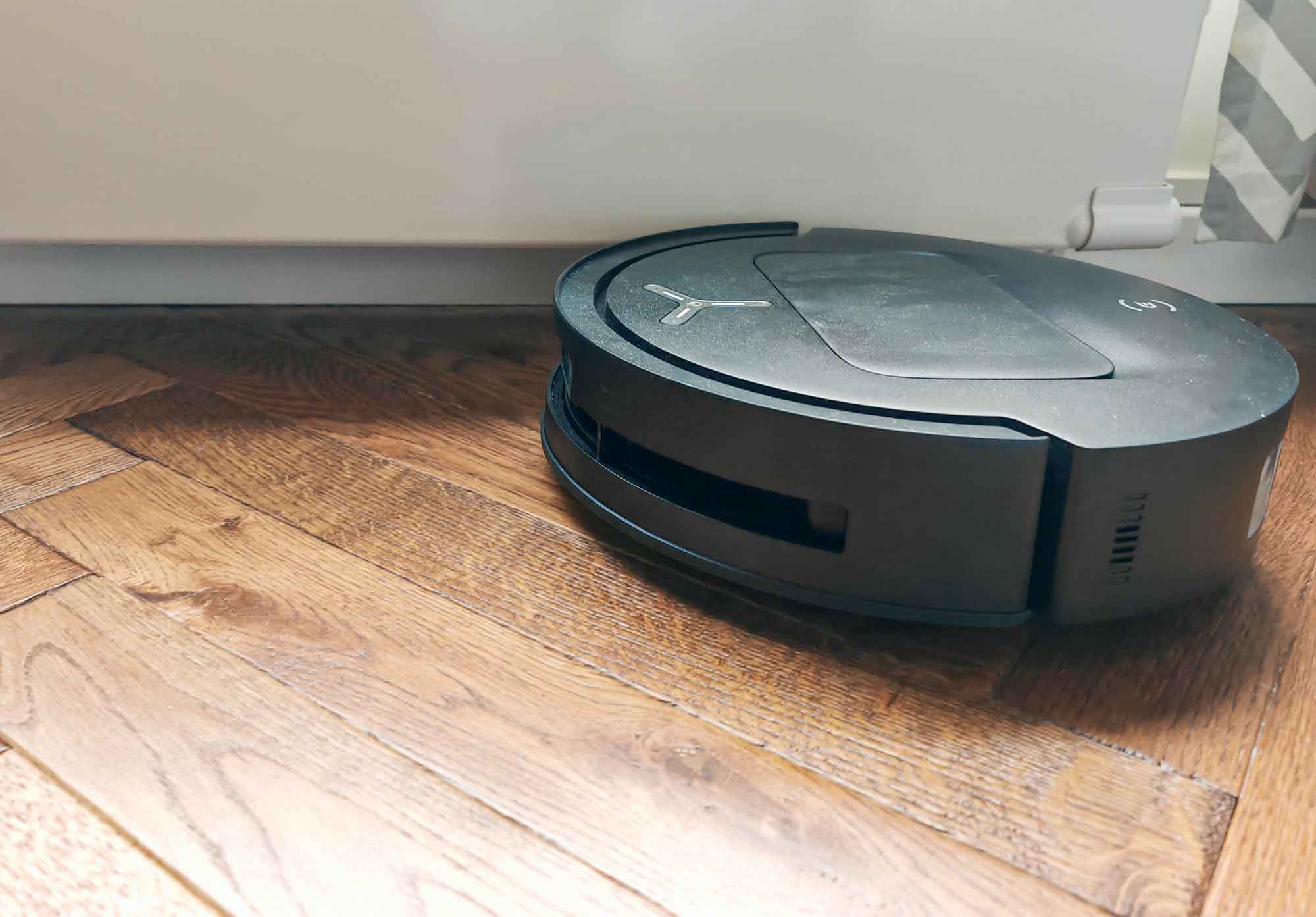 Avec ses 9,8 cm, il ne passe pas sous certains meubles trop bas. © Labo Maison