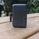 Derrière son format de poche, cette batterie externe cache des atouts bien pensés. Elle embarque un afficheur numérique précis, une dragonne qui fait aussi office de câble USB-C, et jusqu’à trois ports pour recharger plusieurs appareils en simultané. Compatible avec la majorité des smartphones Android et iOS, elle délivre une puissance de 45 W en USB-C Power Delivery. De quoi assurer une recharge rapide, même en déplacement. Seule limite : elle ne convient pas aux ordinateurs portables, faute de tension suffisante. Mais à ce tarif, c’est une référence quasi incontournable pour un usage mobile au quotidien.
