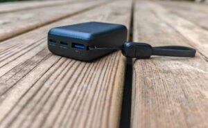 Batterie externe INIU Power Bank 10000 mAh 45W avec écran numérique et câble intégré, testée par Labo Maison