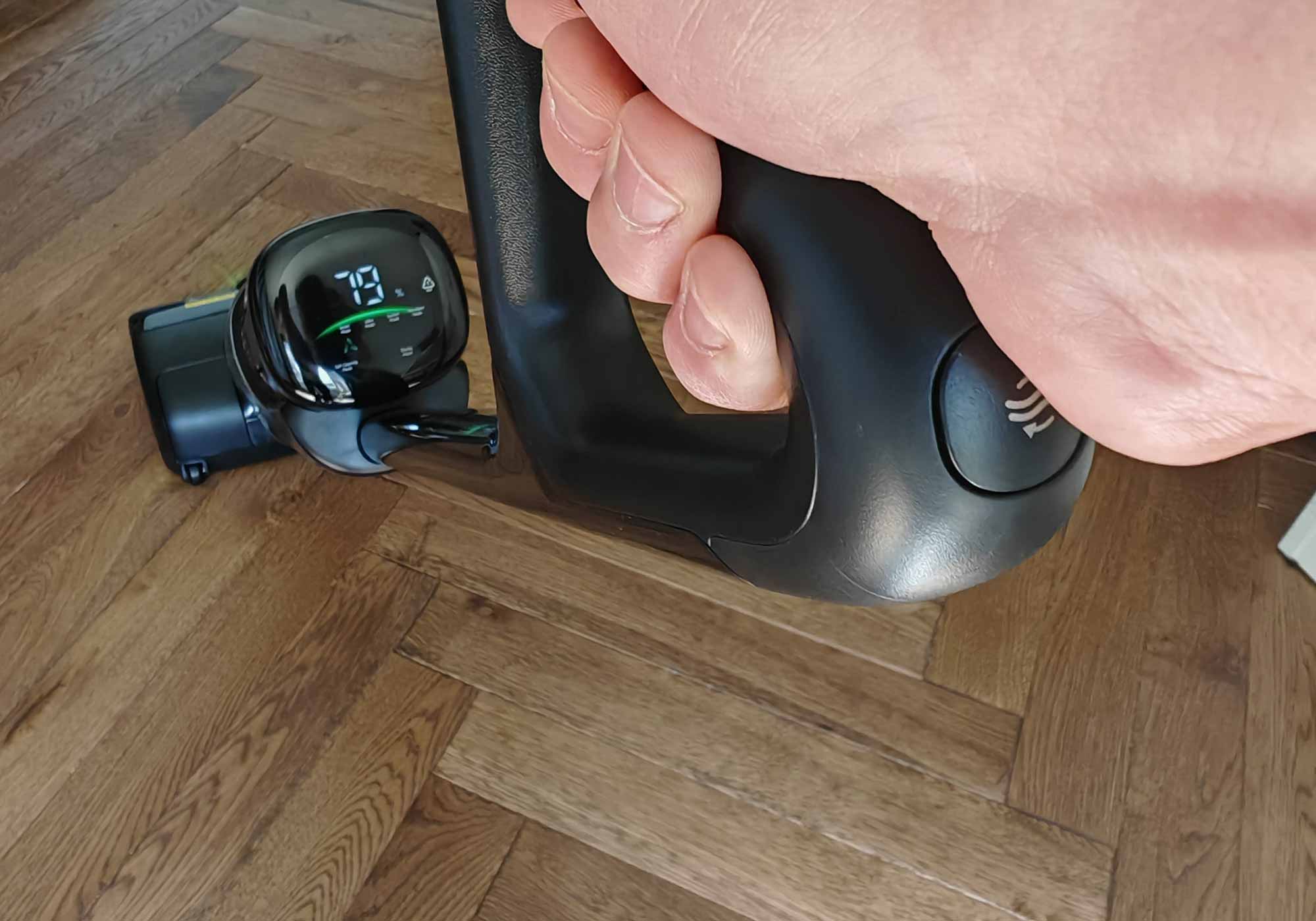 Le bouton d’entretien, mal placé sous la poignée, est souvent activé par erreur.