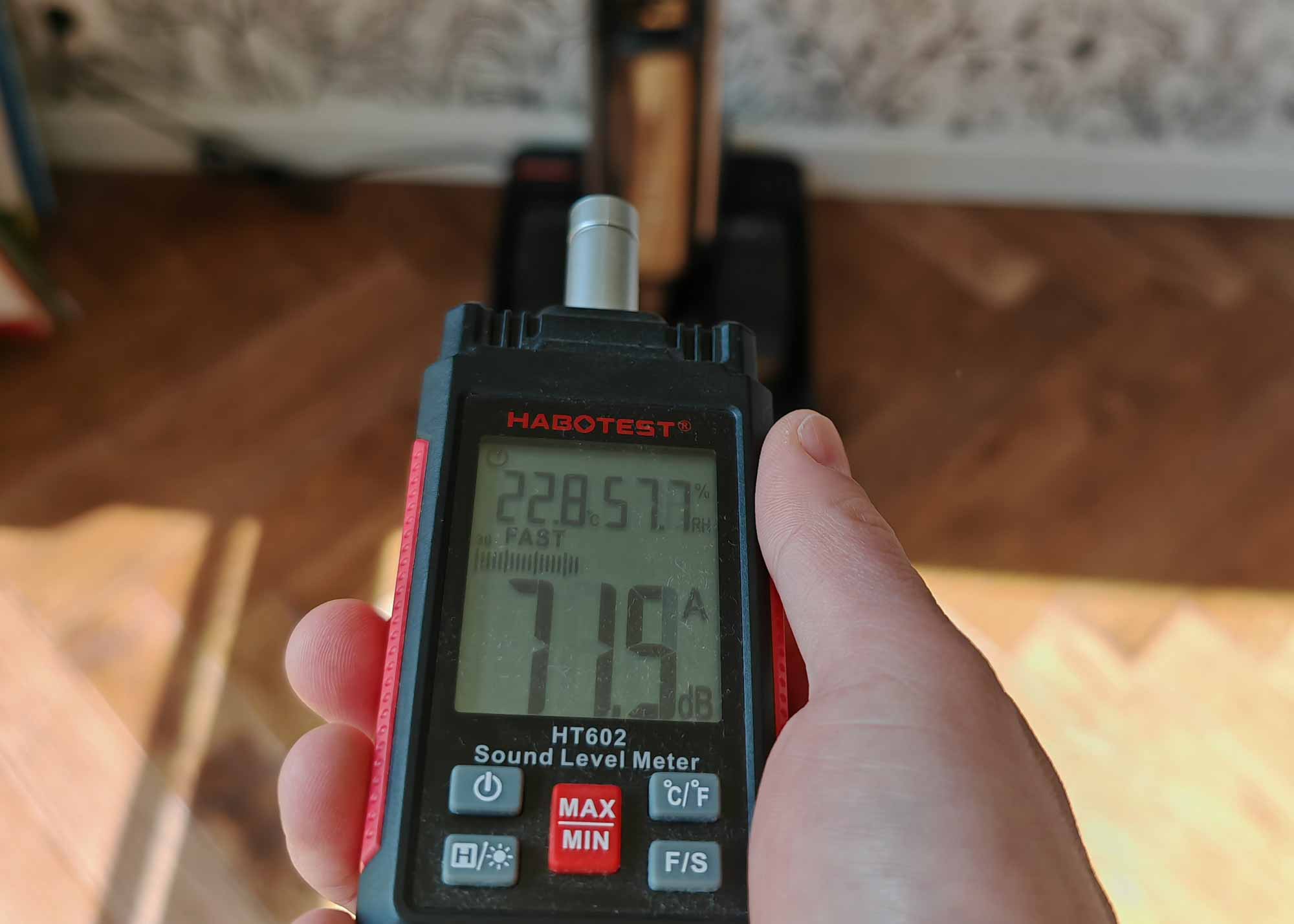 La base émet jusqu’à 71,5 dB(A) lors du lavage et du séchage du rouleau. © Labo Maison