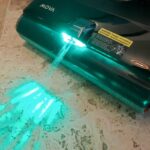 Des LED vertes éclairent le sol pour mieux repérer la poussière. © Labo Maison