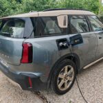 Voiture électrique branchée à une borne de recharge résidentielle