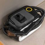 Compacte, filaire et efficace : la SE 3 Compact Floor nettoie tous les textiles en profondeur.