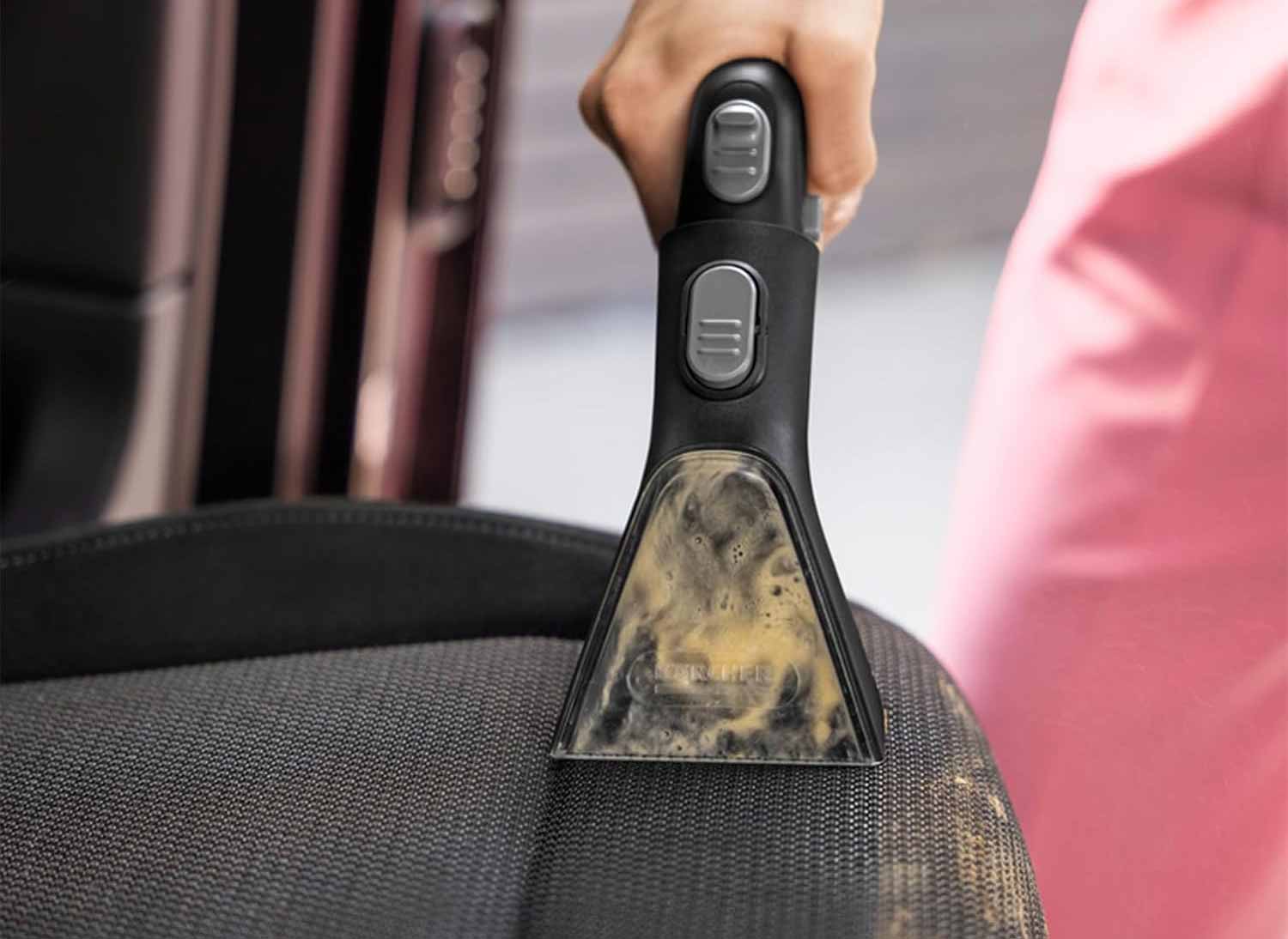 Idéale pour détacher et rafraîchir les sièges de voiture, même entre les coutures.