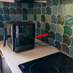 Air Fryer avec flèche rouge indiquant la distance de sécurité au mur.