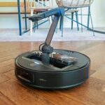 Roborock Saros Z70 avec bras articulé déployé dans un salon