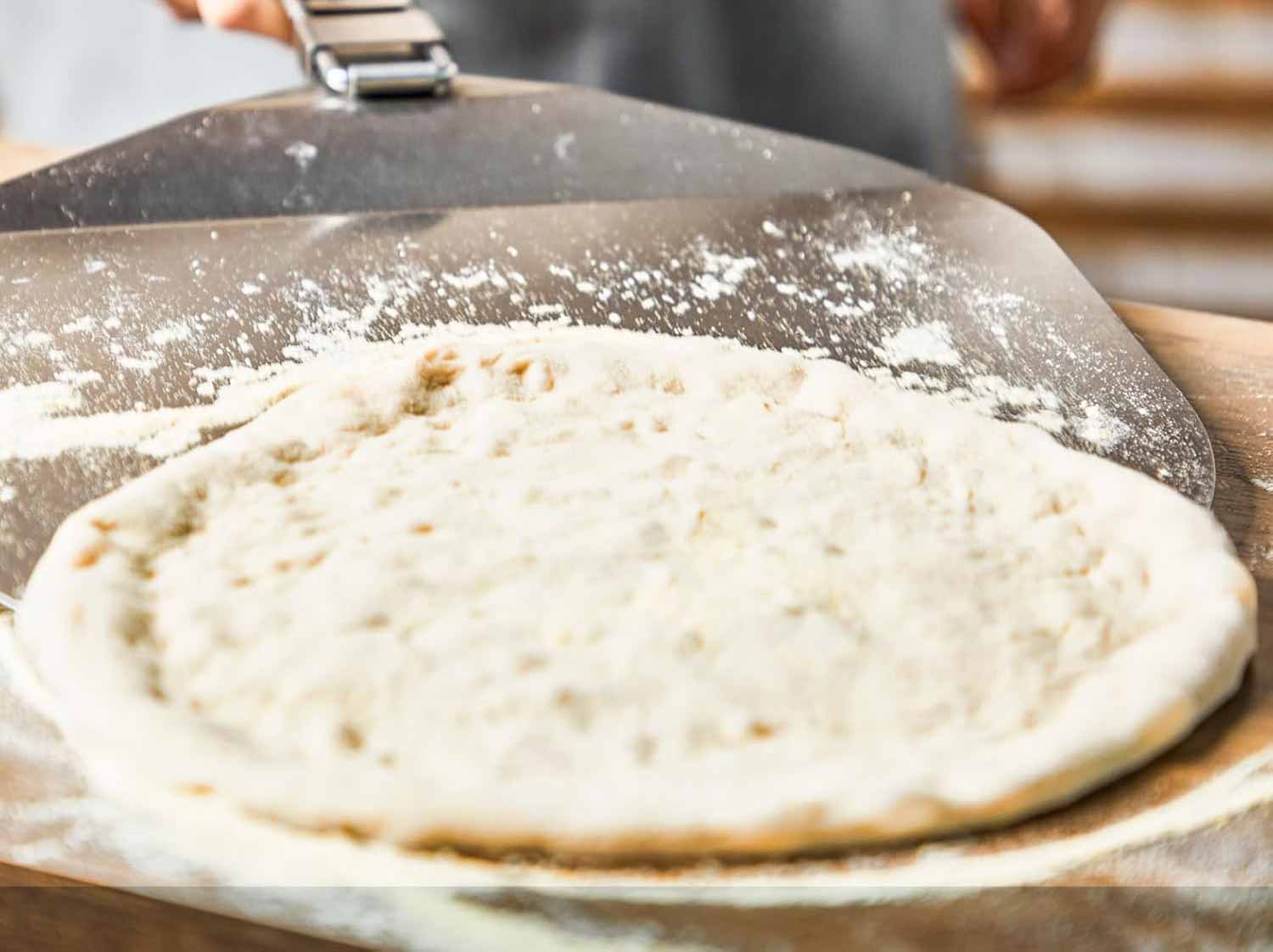 Une pelle pratique est fournie pour enfourner et retirer facilement vos pizzas maison.