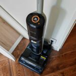 Dreame H15 Pro Heat en cours d’auto-nettoyage sur sa station.