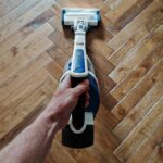 Un aspirateur balai puissant, pratique, et à l’aise sur tous les types de sols. © Labo Maison