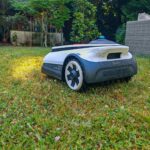 Vue arrière du robot tondeuse Ecovacs Goat A3000 LiDAR en train de tondre le jardin pendant notre test d’autonomie