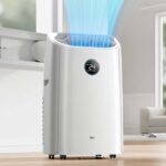 Climatiseur mobile diffusant de l'air frais dans une pièce de vie, illustrant la puissance en BTU