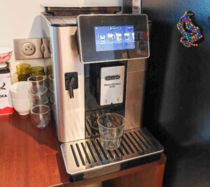 La machine à café automatique Delonghi PrimaDonna Soul à 899 € en soldes chez Electro Dépot © Labo Maison