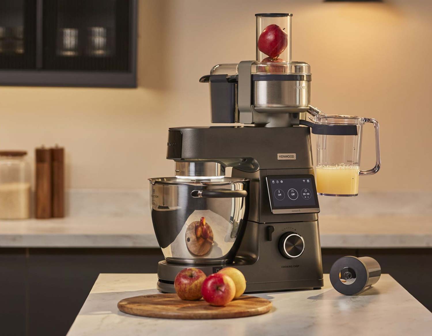 Robot Kenwood Cooking Chef KCL96.004 avec ses nombreux accessoires compatibles, dont un hachoir et une râpe.