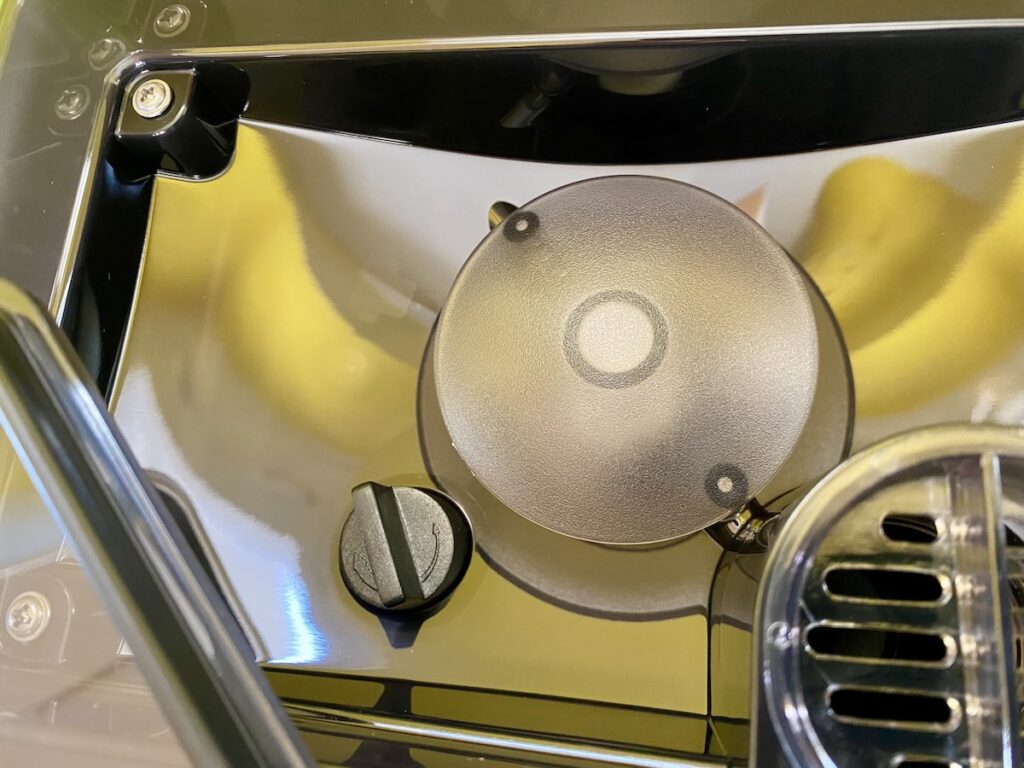 Le réservoir à grains de café de la machine à café Lidl avec sa petite mollette pour régler la finesse de mouture sur la gauche © Labo Maison