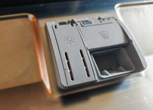 Compartiment pour liquide de rinçage dans un lave-vaisselle