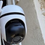 Caméra TP-Link Tapo C520WS installée à l’extérieur pendant le test